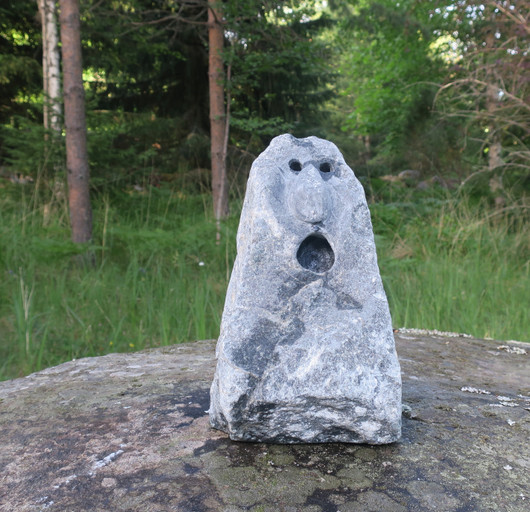 Kivenhenki  vuolukivi 9,3kg iso, uniikki pihakoriste