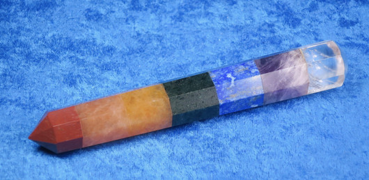 Chakrahoitosauva  joka chakralle oma kivi