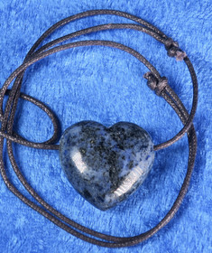 Riipus dumortieriitti 3x3cm sydän porattu