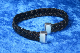 Nahkarannekoru larimar