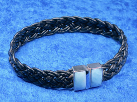 Nahkarannekoru larimar