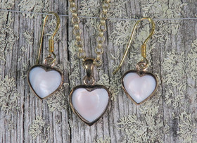 Pronssikorut pitsisydän punertava helmiäinen riipus ja korvakorut
