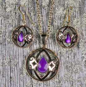 Pronssikorusetti riipus, korvakorut ja pronssiketju. Violetti pisara