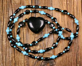 Helmet onyksi sydän ja turkoosivärjätty magnesiitti 75cm onyx1