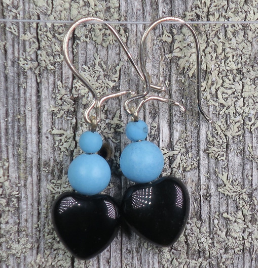 Korvakorut onyksisydän ja turkoosivärjätty magnesiitti. onyx1