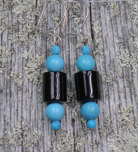 Korvakorut onyksi ja turkoosivärjätty magnesiitti, pitkät. nro onyx2