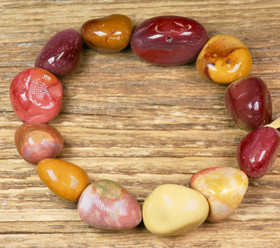 Rannekoru mookaiittijaspis, rumpuhiottu joustavassa silikoninauhassa