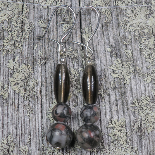 Korvakorut fossiilijaspis ja savukvartsi fos82