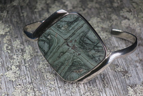 Hopearannekoru tinguaiitti neliö. Harvinainen kivi