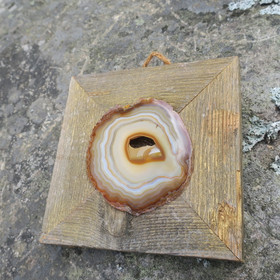 Taulu akaattilevy kullanhohtoisessa puukehyksessä, koko 14,3x14,3 cm