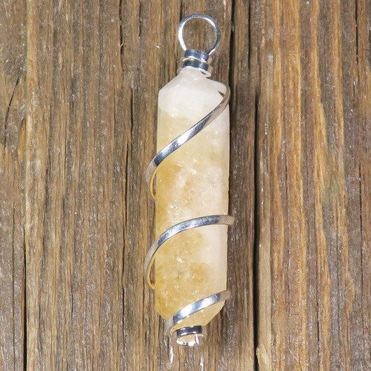 Riipus kaksikärkinen sitriinikide spiraalissa