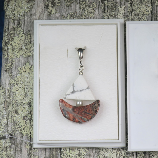 Riipus jaspisbreksia laiva ja magnesiittipurje