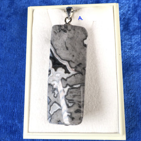 Riipus jaspis, pitkäkäinen harmaankirjava