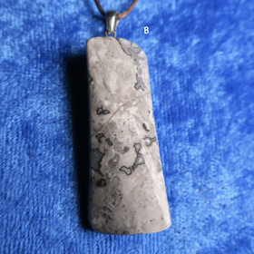 Riipus jaspis, pitkäkäinen harmaankirjava