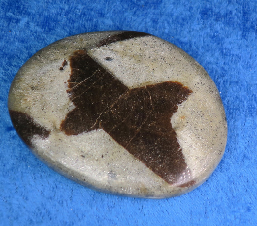 Stauroliitti ristikivi  hiottu amuletti taskukivi 48x60mm 57g