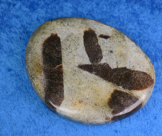 Stauroliitti ristikivi  hiottu amuletti taskukivi 48x60mm 57g