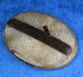 Stauroliitti ristikivi hiottu amuletti taskukivi n. 47x60mm 48g