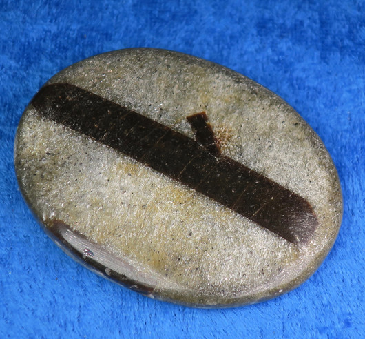 Stauroliitti ristikivi hiottu amuletti taskukivi n. 47x60mm 48g