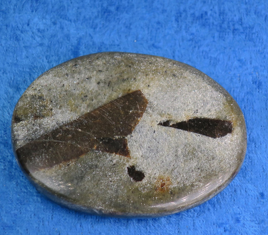 Stauroliitti ristikivi hiottu amuletti taskukivi n. 47x60mm 48g