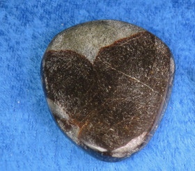 Stauroliitti ristikivi amuletti taskukivi  30g