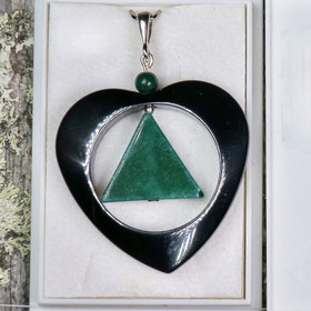 Riipus hematiittisydän jossa vihreä kvartsiittikolmio