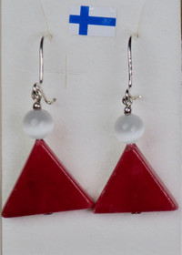 Korvakorut kvartsiitti punainen kolmio, tupsu kissansilmälasia 