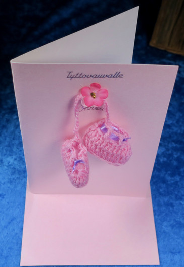 Postikortti Tyttövauvalle onnea. Virkatut vauvatossut ja kukka. TYT5