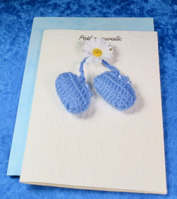 Postikortti Poikavauvalle virkatut vauvatossut ja kukka. POI1