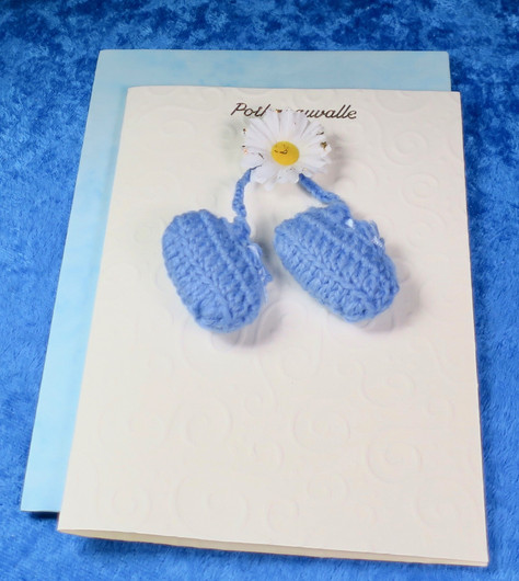 Postikortti Poikavauvalle virkatut vauvatossut ja kukka. POI1