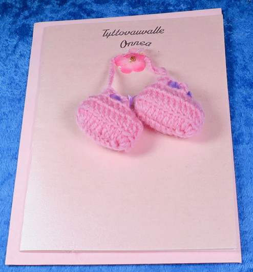 Postikortti Tyttövauvalle onnea. Virkatut vauvantossut ja kukka. TYT2