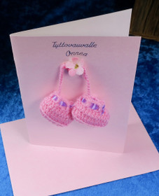 Postikortti Tyttövauvalle onnea. Virkatut vauvantossut ja kukka. TYT2