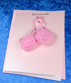 Postikortti Tyttövauvalle onnea. Virkatut vauvantossut ja kukka TYT1