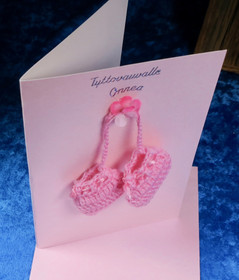 Postikortti Tyttövauvalle onnea. Virkatut vauvantossut ja kukka TYT1