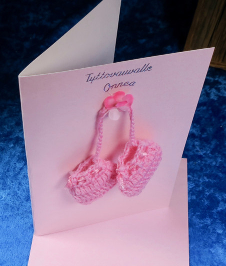 Postikortti Tyttövauvalle onnea. Virkatut vauvantossut ja kukka TYT1