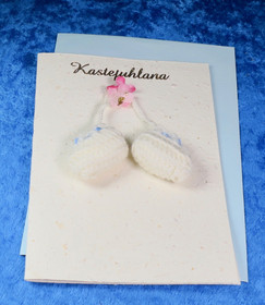 Postikortti Kastejuhlana virkatut vauvantossut ja kukka KAS4