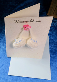 Postikortti Kastejuhlana virkatut vauvantossut ja kukka KAS4