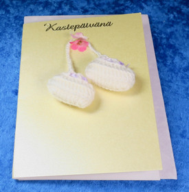Postikortti Kastepäivänä virkatut vauvatossut ja kukka. KAS1