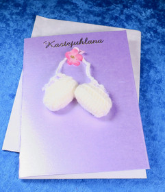 Postikortti Kastejuhlana, virkatut vauvatossut ja kukka KAS2