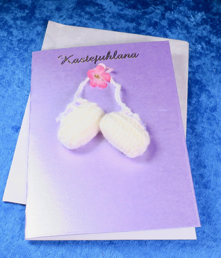 Postikortti Kastejuhlana, virkatut vauvatossut ja kukka KAS2