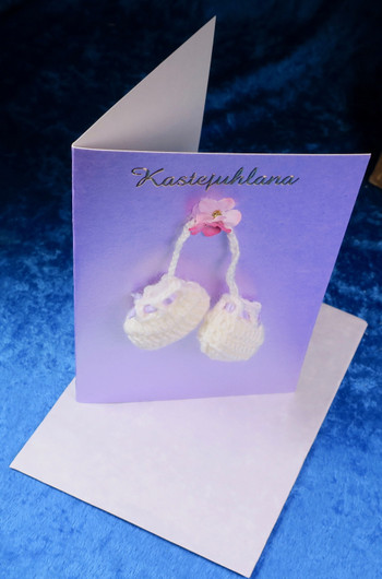 Postikortti Kastejuhlana, virkatut vauvatossut ja kukka KAS2