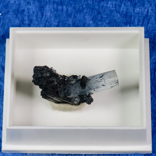 Akvamariini ja musta turmaliini kidesykerö 3g ak125