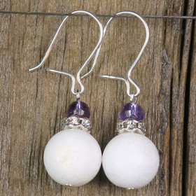 Korvakorut lumikvartsi ja ametisti. H