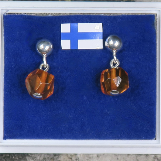 Korvakorut meripihka, viistehiottu roikkuva tappikorvakoru 925-hopea