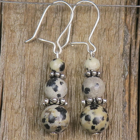 Korvakorut dalmatianjaspis lumiukko hopeakoristein