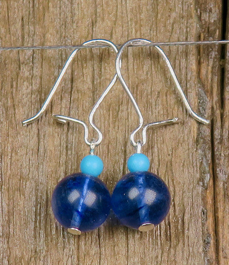 Korvakorut sininen kvartsi ja turkoosivärjätty magnesiitti 