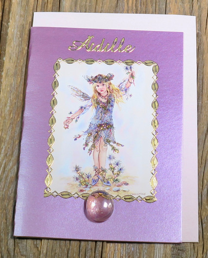 Postikortti Äidille. Lapsikeiju ojentaa kukkia nro käi1