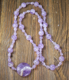 Helmet vaalea ametisti 70cm jossa 30mm kiekko ametistikvartsia LIILA8 