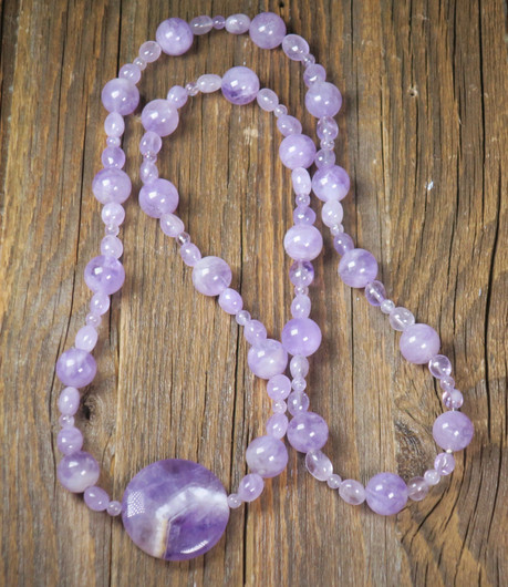 Helmet vaalea ametisti 70cm jossa 30mm kiekko ametistikvartsia LIILA8 