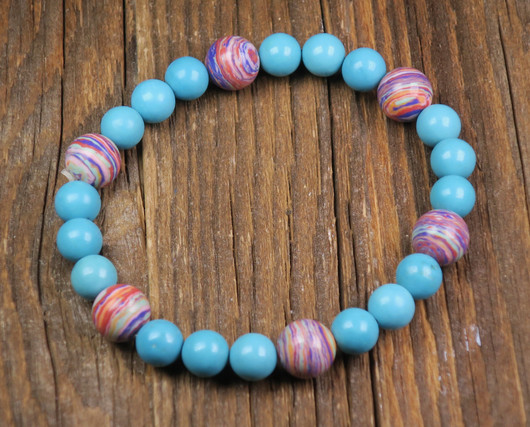 Rannekoru turkoosivärjätty magnesiitti  ja raitakivi 18cm. RAITA2