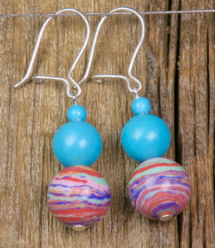 Korvakorut turkoosivärjätty magnesiitti ja raitakivi. RAITA2A